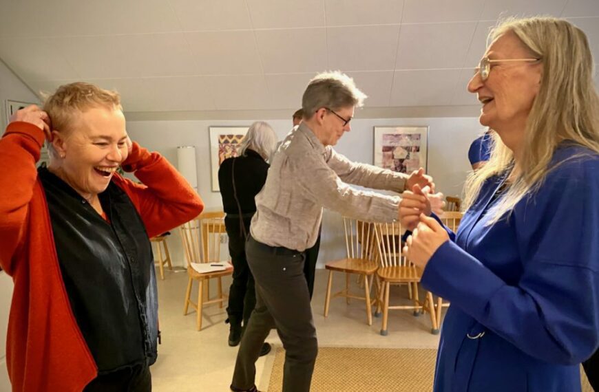 Människor i rörelse som talar med varandra