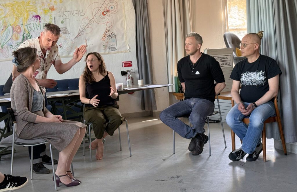 Några deltagare i en SSFP-kurs sitter i en halvcirkel och samtalar.